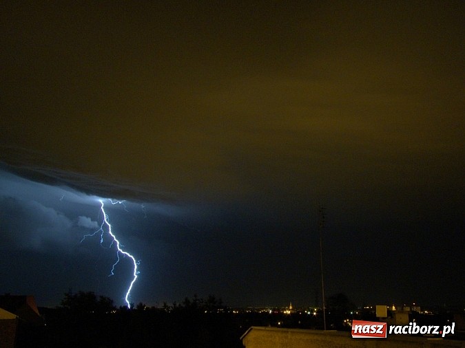 Zdjęcie w galerii na portalu naszraciborz.pl: Błyskawice nad Raciborzem - efektowne zdjęcia naszych Czytelników wiadomości z regionu