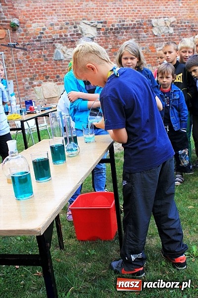 Zdjęcie w galerii na portalu naszraciborz.pl: Zuchy na Zamku. Lekcja przyrody pod chmurką wiadomości z regionu
