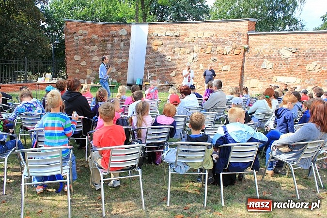 Zdjęcie w galerii na portalu naszraciborz.pl: Zuchy na Zamku. Lekcja przyrody pod chmurką wiadomości z regionu