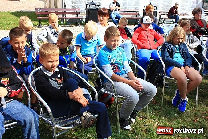 Zdjęcie w galerii na portalu naszraciborz.pl: Zuchy na Zamku. Lekcja przyrody pod chmurką wiadomości z regionu