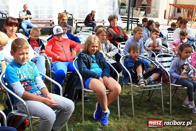 Zdjęcie w galerii na portalu naszraciborz.pl: Zuchy na Zamku. Lekcja przyrody pod chmurką wiadomości z regionu