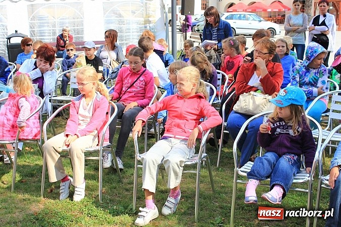 Zdjęcie w galerii na portalu naszraciborz.pl: Zuchy na Zamku. Lekcja przyrody pod chmurką wiadomości z regionu