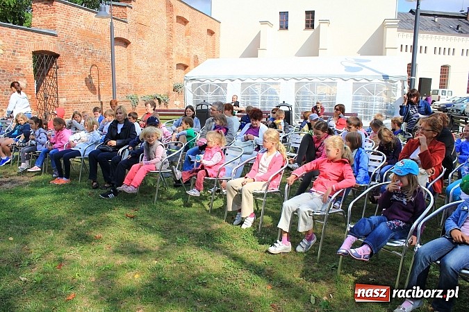 Zdjęcie w galerii na portalu naszraciborz.pl: Zuchy na Zamku. Lekcja przyrody pod chmurką wiadomości z regionu