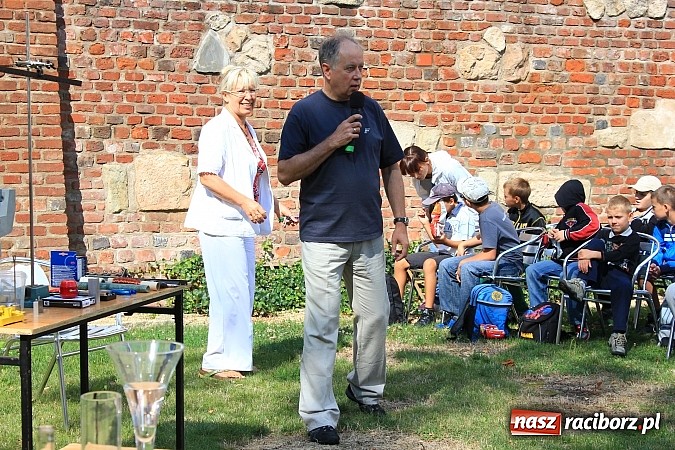 Zdjęcie w galerii na portalu naszraciborz.pl: Zuchy na Zamku. Lekcja przyrody pod chmurką wiadomości z regionu