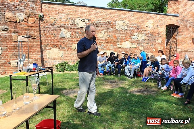 Zdjęcie w galerii na portalu naszraciborz.pl: Zuchy na Zamku. Lekcja przyrody pod chmurką wiadomości z regionu