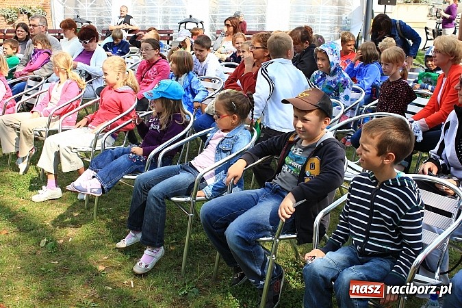 Zdjęcie w galerii na portalu naszraciborz.pl: Zuchy na Zamku. Lekcja przyrody pod chmurką wiadomości z regionu