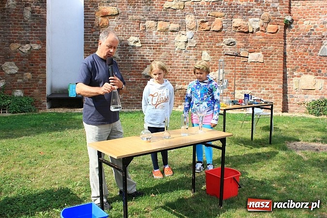 Zdjęcie w galerii na portalu naszraciborz.pl: Zuchy na Zamku. Lekcja przyrody pod chmurką wiadomości z regionu