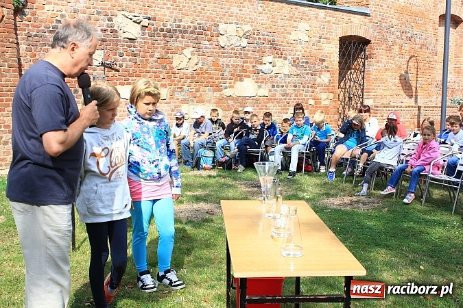 Zdjęcie w galerii na portalu naszraciborz.pl: Zuchy na Zamku. Lekcja przyrody pod chmurką wiadomości z regionu