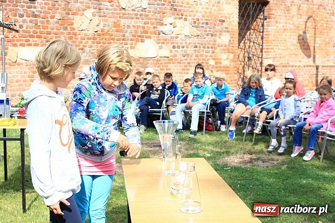 Zdjęcie w galerii na portalu naszraciborz.pl: Zuchy na Zamku. Lekcja przyrody pod chmurką wiadomości z regionu