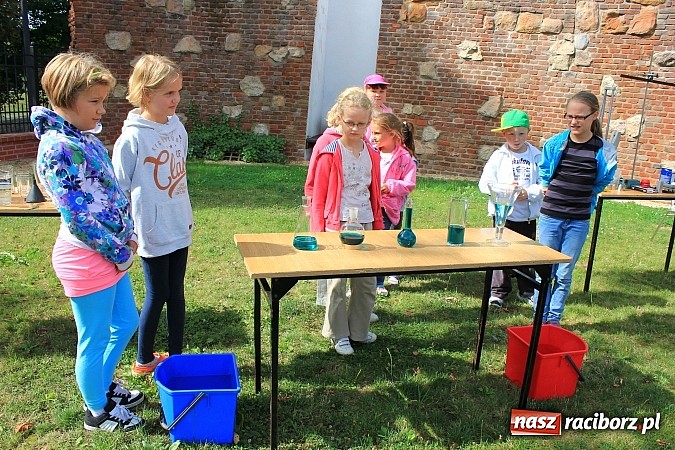 Zdjęcie w galerii na portalu naszraciborz.pl: Zuchy na Zamku. Lekcja przyrody pod chmurką wiadomości z regionu
