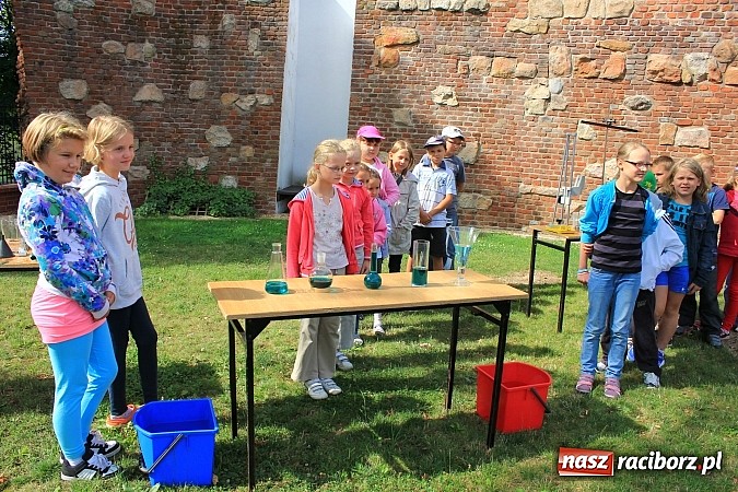 Zdjęcie w galerii na portalu naszraciborz.pl: Zuchy na Zamku. Lekcja przyrody pod chmurką wiadomości z regionu