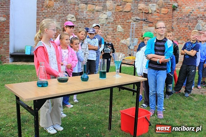 Zdjęcie w galerii na portalu naszraciborz.pl: Zuchy na Zamku. Lekcja przyrody pod chmurką wiadomości z regionu