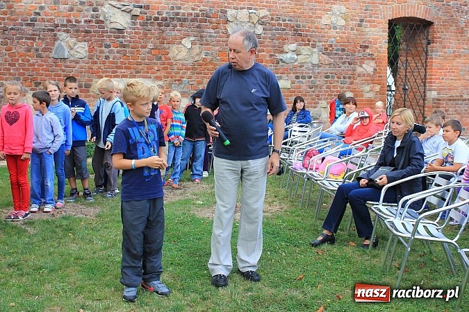 Zdjęcie w galerii na portalu naszraciborz.pl: Zuchy na Zamku. Lekcja przyrody pod chmurką wiadomości z regionu