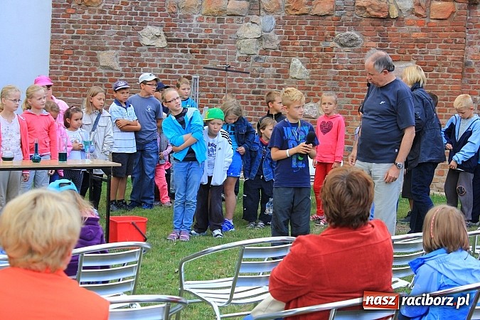 Zdjęcie w galerii na portalu naszraciborz.pl: Zuchy na Zamku. Lekcja przyrody pod chmurką wiadomości z regionu