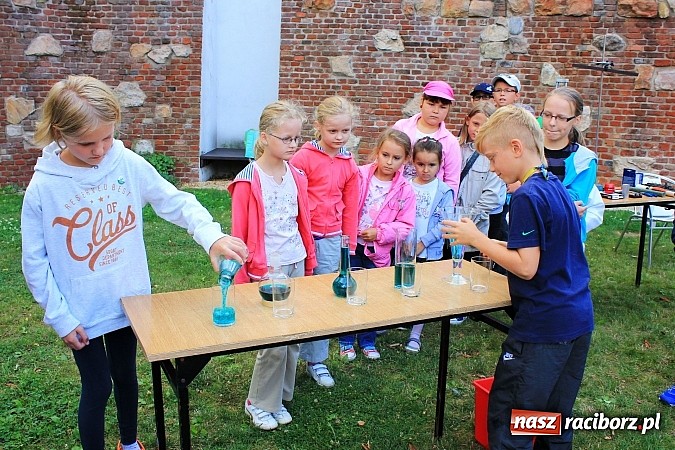 Zdjęcie w galerii na portalu naszraciborz.pl: Zuchy na Zamku. Lekcja przyrody pod chmurką wiadomości z regionu