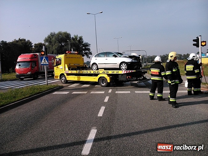 Zdjęcie w galerii na portalu naszraciborz.pl: Śmiertelny wypadek w Chałupkach. Cysterna uderzyła w seata wiadomości z regionu