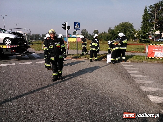 Zdjęcie w galerii na portalu naszraciborz.pl: Śmiertelny wypadek w Chałupkach. Cysterna uderzyła w seata wiadomości z regionu