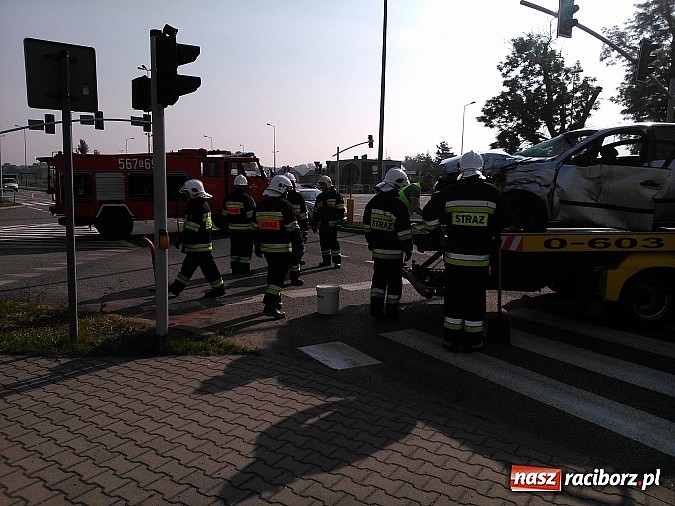 Zdjęcie w galerii na portalu naszraciborz.pl: Śmiertelny wypadek w Chałupkach. Cysterna uderzyła w seata wiadomości z regionu