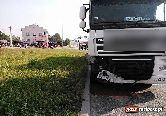 Zdjęcie w galerii na portalu naszraciborz.pl: Śmiertelny wypadek w Chałupkach. Cysterna uderzyła w seata wiadomości z regionu