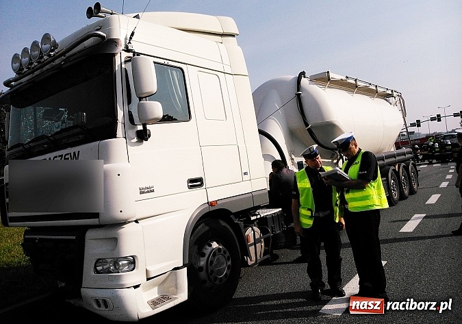 Zdjęcie w galerii na portalu naszraciborz.pl: Śmiertelny wypadek w Chałupkach. Cysterna uderzyła w seata wiadomości z regionu