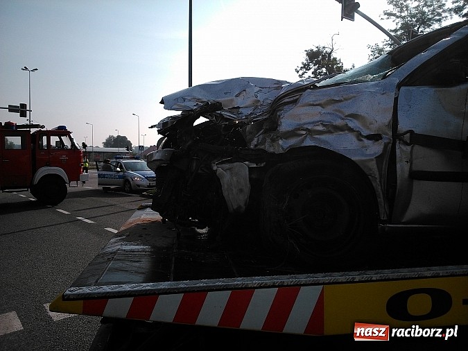 Zdjęcie w galerii na portalu naszraciborz.pl: Śmiertelny wypadek w Chałupkach. Cysterna uderzyła w seata wiadomości z regionu
