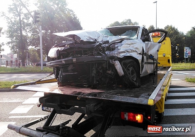 Zdjęcie w galerii na portalu naszraciborz.pl: Śmiertelny wypadek w Chałupkach. Cysterna uderzyła w seata wiadomości z regionu