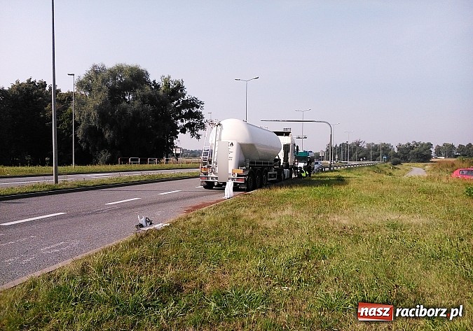 Zdjęcie w galerii na portalu naszraciborz.pl: Śmiertelny wypadek w Chałupkach. Cysterna uderzyła w seata wiadomości z regionu
