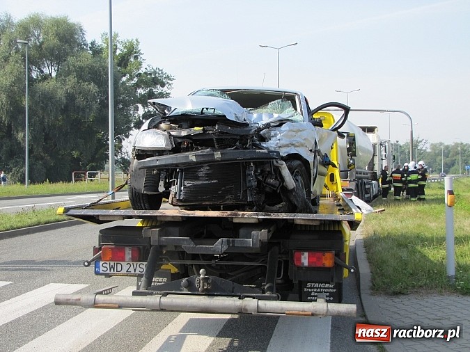 Zdjęcie w galerii na portalu naszraciborz.pl: Śmiertelny wypadek w Chałupkach. Cysterna uderzyła w seata wiadomości z regionu