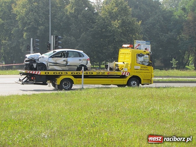 Zdjęcie w galerii na portalu naszraciborz.pl: Śmiertelny wypadek w Chałupkach. Cysterna uderzyła w seata wiadomości z regionu