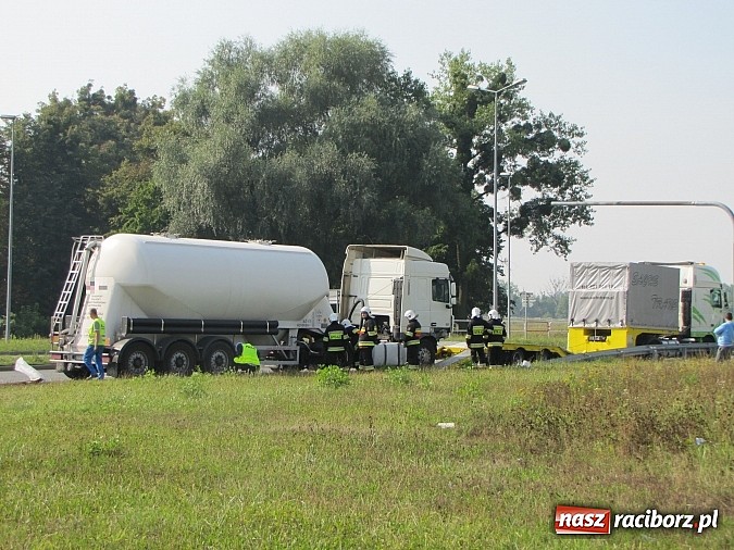 Zdjęcie w galerii na portalu naszraciborz.pl: Śmiertelny wypadek w Chałupkach. Cysterna uderzyła w seata wiadomości z regionu