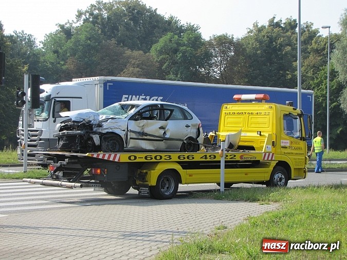 Zdjęcie w galerii na portalu naszraciborz.pl: Śmiertelny wypadek w Chałupkach. Cysterna uderzyła w seata wiadomości z regionu