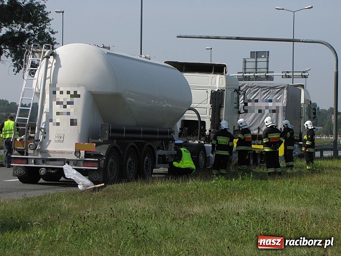 Zdjęcie w galerii na portalu naszraciborz.pl: Śmiertelny wypadek w Chałupkach. Cysterna uderzyła w seata wiadomości z regionu