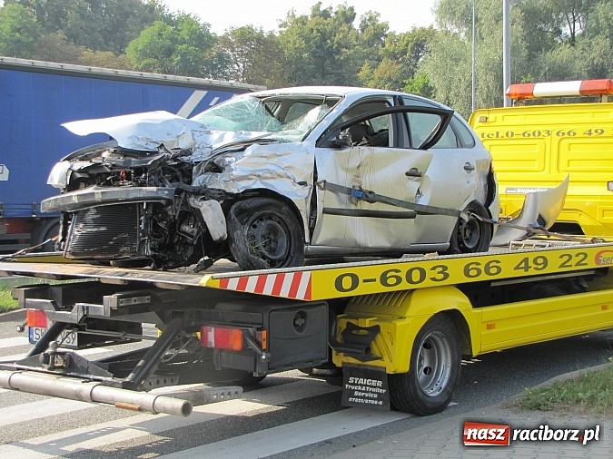 Zdjęcie w galerii na portalu naszraciborz.pl: Śmiertelny wypadek w Chałupkach. Cysterna uderzyła w seata wiadomości z regionu