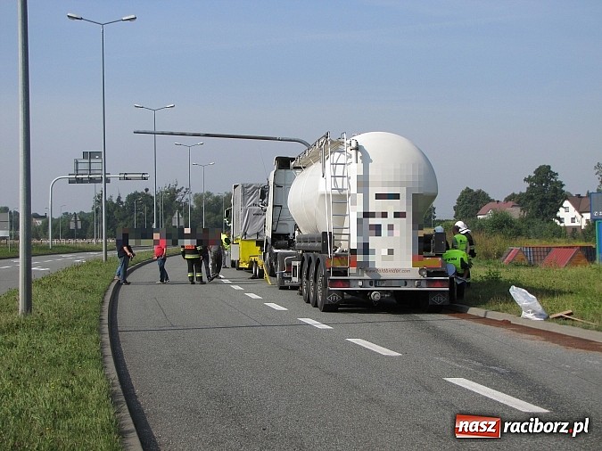 Zdjęcie w galerii na portalu naszraciborz.pl: Śmiertelny wypadek w Chałupkach. Cysterna uderzyła w seata wiadomości z regionu