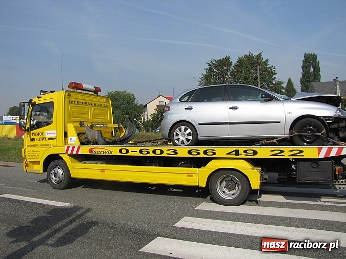 Zdjęcie w galerii na portalu naszraciborz.pl: Śmiertelny wypadek w Chałupkach. Cysterna uderzyła w seata wiadomości z regionu