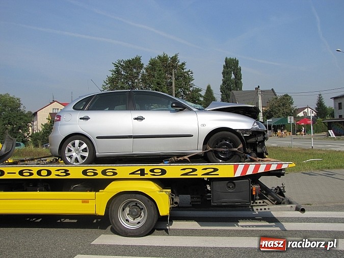 Zdjęcie w galerii na portalu naszraciborz.pl: Śmiertelny wypadek w Chałupkach. Cysterna uderzyła w seata wiadomości z regionu