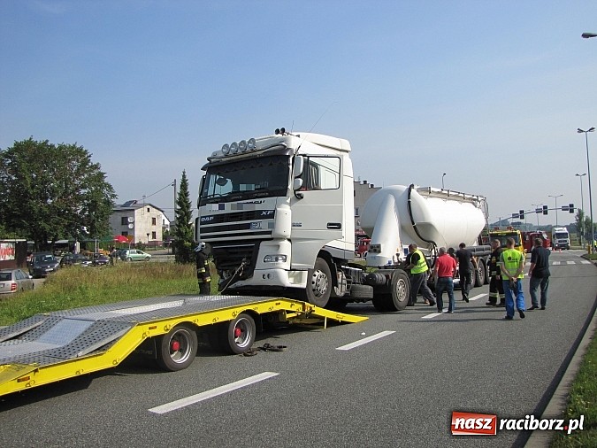 Zdjęcie w galerii na portalu naszraciborz.pl: Śmiertelny wypadek w Chałupkach. Cysterna uderzyła w seata wiadomości z regionu