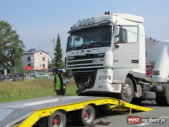 Zdjęcie w galerii na portalu naszraciborz.pl: Śmiertelny wypadek w Chałupkach. Cysterna uderzyła w seata wiadomości z regionu