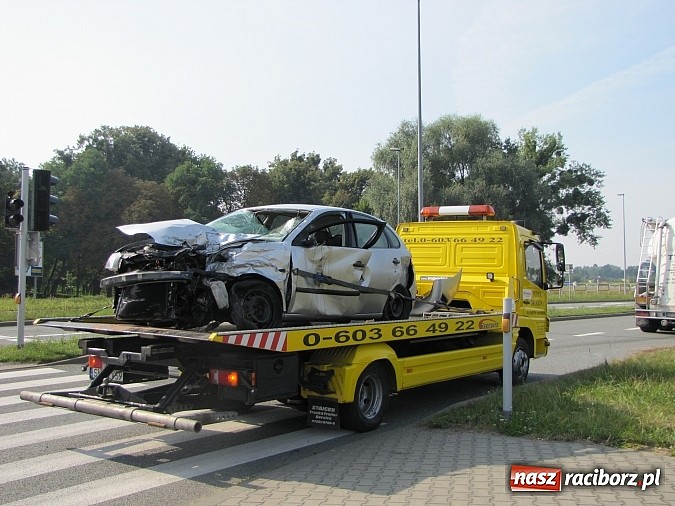 Zdjęcie w galerii na portalu naszraciborz.pl: Śmiertelny wypadek w Chałupkach. Cysterna uderzyła w seata wiadomości z regionu