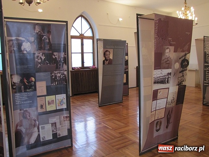 Zdjęcie w galerii na portalu naszraciborz.pl: Portrety jeńców w raciborskim muzeum wiadomości z regionu