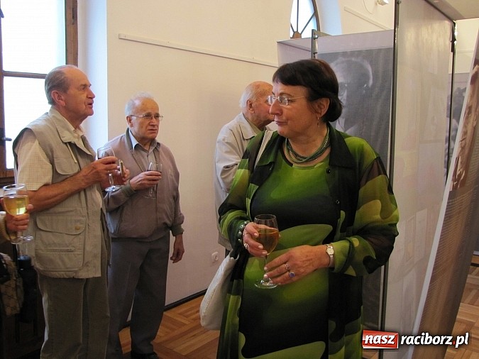 Zdjęcie w galerii na portalu naszraciborz.pl: Portrety jeńców w raciborskim muzeum wiadomości z regionu