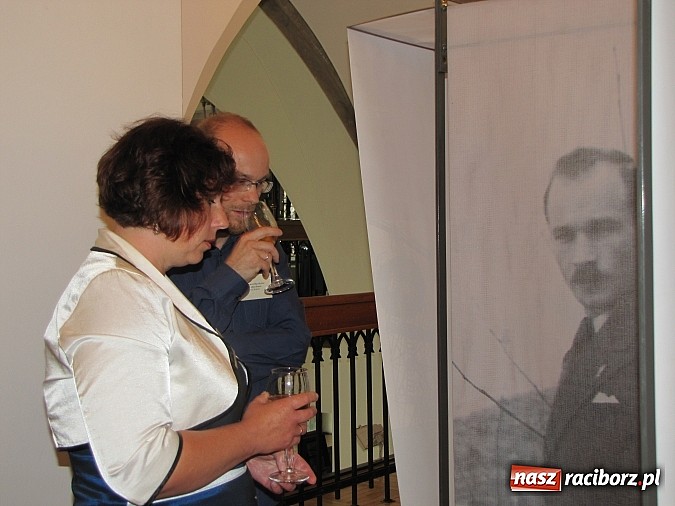 Zdjęcie w galerii na portalu naszraciborz.pl: Portrety jeńców w raciborskim muzeum wiadomości z regionu