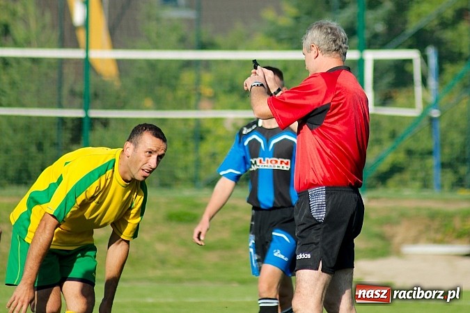 Zdjęcie w galerii na portalu naszraciborz.pl: B klasa: Koziołki niestraszne Chałupkom. Kapitan pokazał jak strzelać wiadomości z regionu