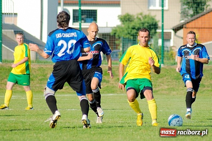 Zdjęcie w galerii na portalu naszraciborz.pl: B klasa: Koziołki niestraszne Chałupkom. Kapitan pokazał jak strzelać wiadomości z regionu