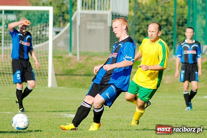 Zdjęcie w galerii na portalu naszraciborz.pl: B klasa: Koziołki niestraszne Chałupkom. Kapitan pokazał jak strzelać wiadomości z regionu