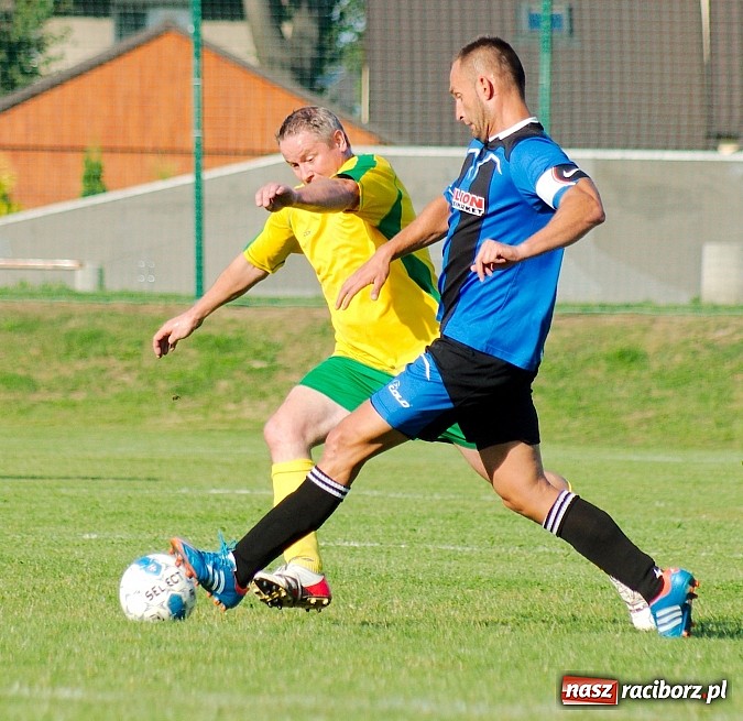 Zdjęcie w galerii na portalu naszraciborz.pl: B klasa: Koziołki niestraszne Chałupkom. Kapitan pokazał jak strzelać wiadomości z regionu
