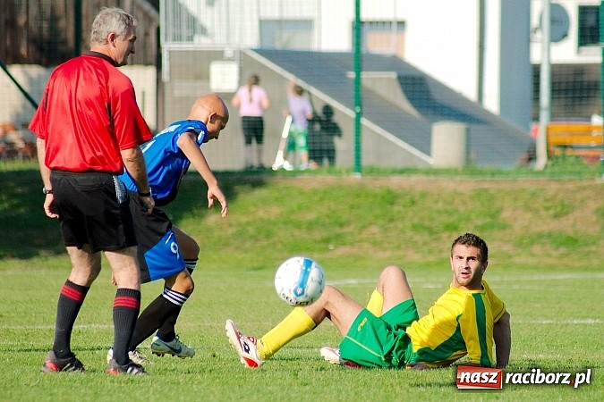 Zdjęcie w galerii na portalu naszraciborz.pl: B klasa: Koziołki niestraszne Chałupkom. Kapitan pokazał jak strzelać wiadomości z regionu