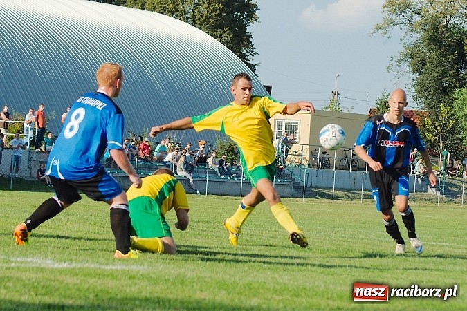 Zdjęcie w galerii na portalu naszraciborz.pl: B klasa: Koziołki niestraszne Chałupkom. Kapitan pokazał jak strzelać wiadomości z regionu
