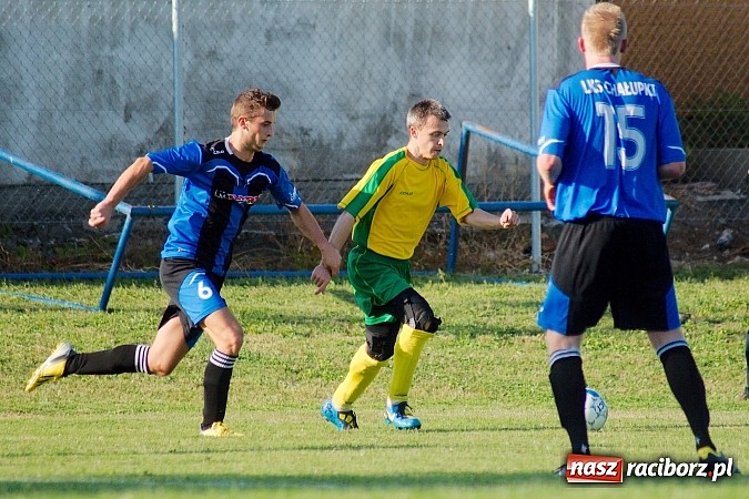 Zdjęcie w galerii na portalu naszraciborz.pl: B klasa: Koziołki niestraszne Chałupkom. Kapitan pokazał jak strzelać wiadomości z regionu