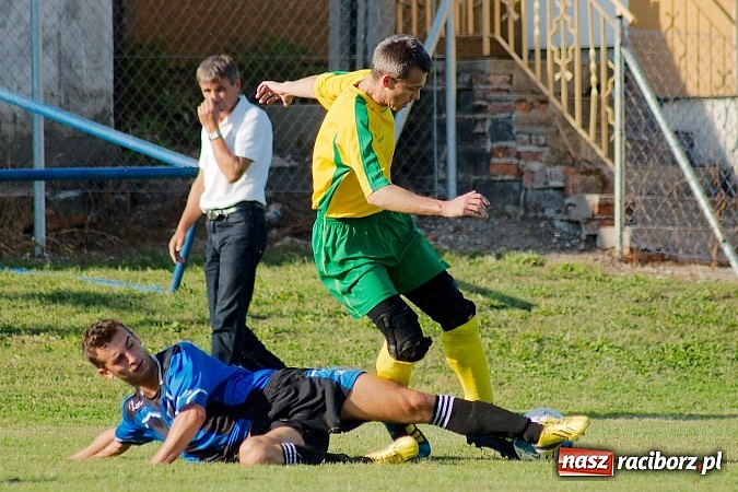 Zdjęcie w galerii na portalu naszraciborz.pl: B klasa: Koziołki niestraszne Chałupkom. Kapitan pokazał jak strzelać wiadomości z regionu